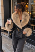Veste «NOIR» ceinturée à col effet fourrure beige